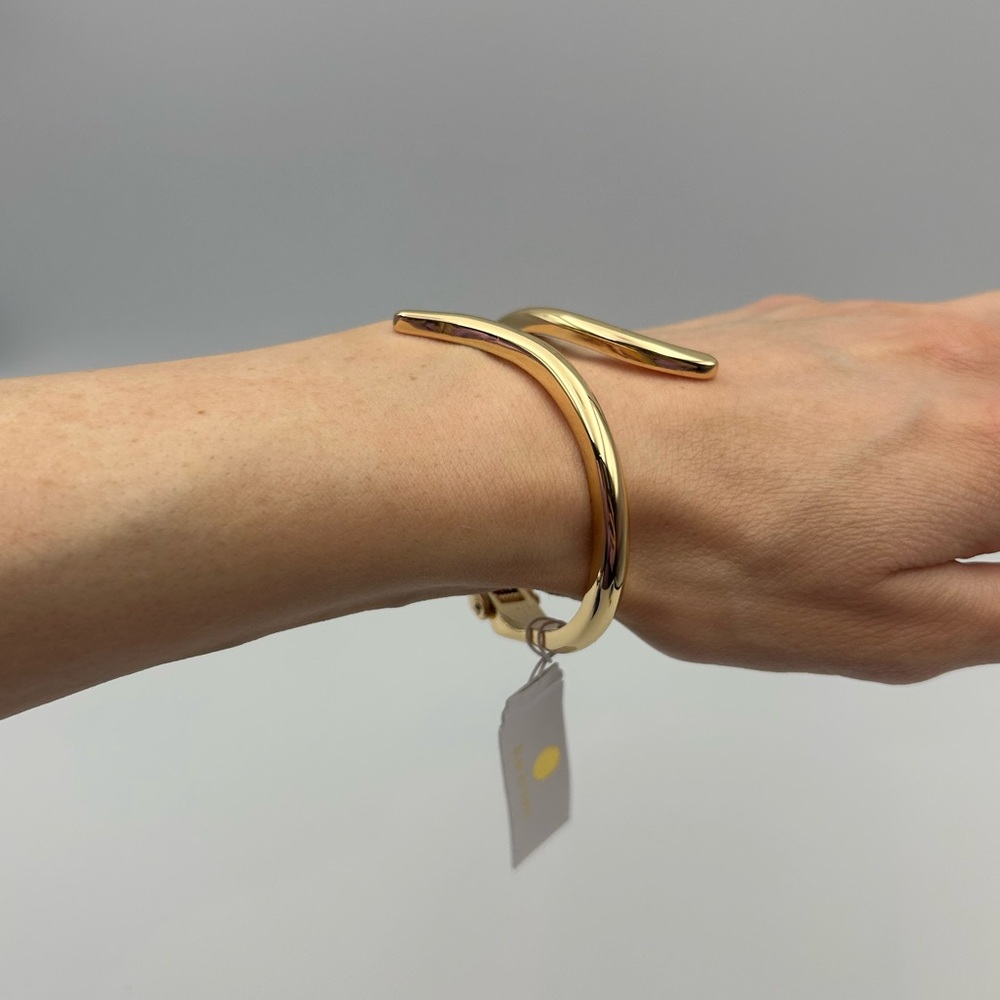 *New* True to Form Unique Gold Cuff Bracelet - Picture 5 of 9